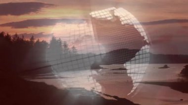 3D görüntüleme, kıyı günbatımında yüzen şeffaf dünya ızgarasını, sıcak gökyüzünün altındaki adaları gösteriyor. Okyanus manzarası, coğrafi, dijital alarm, koruma, ufuk çizgisi, ufuk çizgisi, soyut