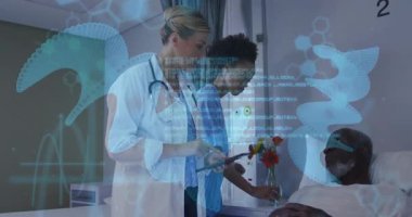 Kadın doktor tableti hastane odasında gösteriyor, hemşire hastaya elini koyuyor, veri grafikleri havada süzülüyor. Sağlık, tıbbi, yenilik, profesyonellik, tanı, teknoloji, klinik