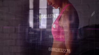 Spor salonunda dambılı kaldıran bir kadın dijital ızgarayı yüzen sayısal uygunluk verileriyle örtüyor. Atletik, güç, dayanıklılık, dijital, teknoloji, modern, fitness