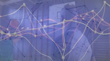 Spor salonunda koçla basketbol potasına ateş eden bir kadın spor veri düğümlerini gösteriyor. Fitness, spor, eğitim, görselleştirme, takım çalışması, sağlık, atletizm