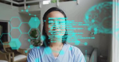 Teletıp çağrısı sunan kadın hemşire holografik altıgenler ve beyin şemaları sergiliyor. Tıbbi, sağlık, tele sağlık, yenilik, fütüristik, teknoloji, sağlık