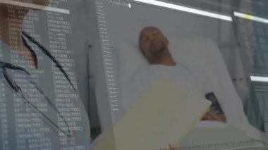 Steteskop takan kadın doktor hasta yatağının üzerine sağlık teknolojisi için kod arayüzü yerleştiriyor. Tıbbi, sağlık, teknoloji, klinik, profesyonellik, yenilik, teşhis