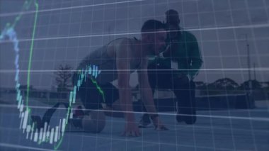 Animasyon çizgisi grafikleriyle finans eğilimlerini analiz eden bir sporcunun yanında diz çöküyor. Sporcu, koç, antrenman, analitik, performans, motivasyon, spor giyim