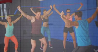 Grup fitness stüdyosunda direnç bandı çömelmesi yapıyor, animasyon finansal çizelgeleri gösteriyor. Egzersiz, eğitim, sağlık, güç, takım çalışması, canlı, modern