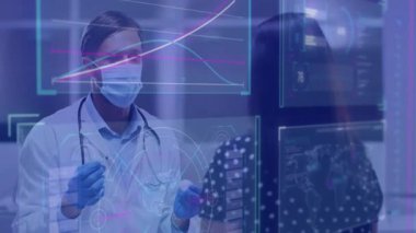 Şırıngayla ilgilenen erkek doktor, klinikte hasta izleme, holografik çizelgeler ve yüzen harita. Tıbbi, sağlık, teknoloji, yenilik, tanı, fütüristik, profesyonel