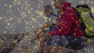 Erkek ve kadın, kayalık sahillerde dürbünle deniz ufkunu tarıyor ve animasyon sağlık simgelerini örtüyor. Macera, keşif, keşif, doğa, açık hava, vahşi doğa, huzur