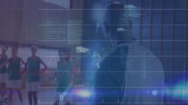 Fitness grubu aynalı stüdyoda egzersiz yapıyor, animasyon tabloları ve kod parçacıkları sergiliyor. Sağlık, takım çalışması, motivasyon, dijital, fütüristik, modern, aktif giyim