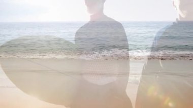 Anne ve yetişkin oğul okyanus manzarasına bakıyor, sağlık sağlığını canlandırılmış sörf tahtası grafiğiyle harmanlıyor. Yansıma, sükunet, arkadaşlık, doğal, sakin, bağlantı, nostaljik