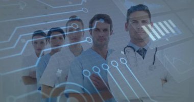 Tıbbi ekip hastane koridorunda çapraz silahlandı holografik veri grafikleri, devre grafikleri sergilendi. Sağlık, takım çalışması, teknoloji, yenilik, profesyonellik, tanı, dijital