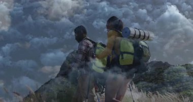 Kadın ve erkek çimenli yamaçlarda yürüyüş yapıyor, animasyon sağlık ikonu ve veri tablosu gösteriyor. Macera, keşif, vahşi doğa, yürüyüş, açık hava, dayanıklılık, manzara