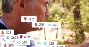 Açık hava haritası okuyan bir adam, yüzen sosyal medya bildirimleri ile pazarlama için. Macera, keşif, açık hava, doğa, teknoloji, sosyal medya, mobil