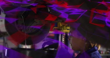 Otomobil tamirhanesinde arabanın altında yağ emen kadın tamirci, canlandırılmış yağ damlası ikonlarıyla. Otomotiv, bakım, endüstriyel, işçilik, bakım, profesyonel, tamirhane