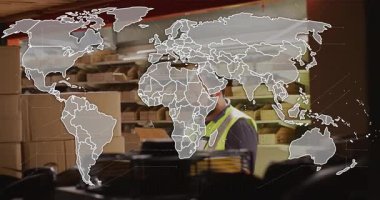 Lojistik merkezinde forklift kullanan depo işçisi veri altıgenli dijital dünya haritasını gösteriyor. Lojistik, tedarik zinciri, envanter, sanayi, teknoloji, işletme, kargo