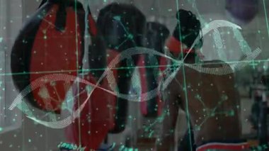 Olgun erkek antrenör boks salonunda kadın sporcuya rehberlik ediyor. Dijital sarmal ve veri şebekesini gösteriyor. Fitness, antrenman, spor, yenilik, koçluk, güç, sağlık