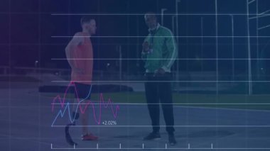 Animasyon performans analizleriyle koç rehberlik ederken erkek koşucu projektör ışığında nefes alıyor. Atletizm, azim, motivasyon, esneklik, veri görselleştirme, gece vakti, sporculuk