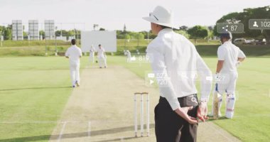 Kriket hakemi, sosyal medya simgeleriyle birlikte teknoloji tanıtımı için kriket sahasında el kaldırıyor. Spor, rekabet, açık hava, eğlence, atletik, takım çalışması, canlı