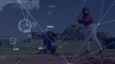 Beyzbol sopası kale levhasında sallanıyor, spor analitiği için animasyon HUD grafiklerini birleştiriyor. Atletizm, rekabet, dijital, görselleştirme, performans, alan, ekipman