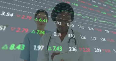 Doktor panoya yazarken hemşire arkada duruyor ve animasyon sağlık verileri grafiklerini gösteriyor. Tıbbi, sağlık, profesyonel, teşhis, analitik, klinik, takım çalışması