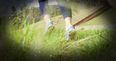 Altı koşucu çimenlerin üzerinde hızla koşuyor, animasyon sağlık çizelgeleri ve kalp simgeleri sergiliyorlar. Atletizm, fitness, hareket, canlı, dayanıklılık, doğa, takım çalışması