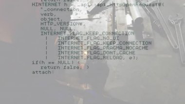 Metal işleme tezgahının üzerinde kod yazan geliştirici, teknoloji üretim sinerjisini vurguluyor. Teknoloji, zanaat, sanayi, yenilik, mekanik, mühendislik, iş istasyonu