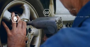 Mekanik eller, çarpma anahtarı, sıkılaştırıcı tekerlek fındığı tutuyor. Yüzen eko verileri üç boyutlu olarak gösteriyor. Otomotiv, mühendislik, teknoloji, sürdürülebilirlik, gelişmiş, endüstriyel, onarım