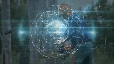 Kovboy şapkalı adam çitlere yaslanıyor, hologram küreyle etkileşimde, kırsal teknolojiyi gösteriyor. Kırsal, teknoloji, yenilik, dijital, açık hava, fütürizm, bağlantı