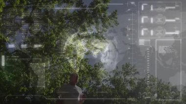 Kıdemli adam yeşil gölgelik altında koşuyor, fitness teknolojisi HUD haritasını, ızgara hatlarını, veri panellerini örtüyor. Fitness, teknoloji, açık hava, sağlık, canlılık, görselleştirme, sağlık