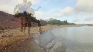 Kayalık kıyı şeridini keşfeden yürüyüşçüler ufku canlandırılmış sağlık ve sırt çantası simgeleriyle gösteriyorlar. Macera, keşif, doğa, açık hava, sükunet, seyahat tutkusu, keşif.