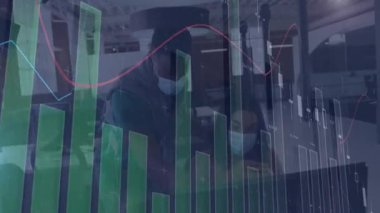 İş yerindeki çalışma arkadaşları yeşil çubuklar ve çok renkli grafikler sergiliyorlar. Veri görselleştirme, takım çalışması, analitik, dijital çalışma alanı, kurumsal, profesyonel, modern tasarım