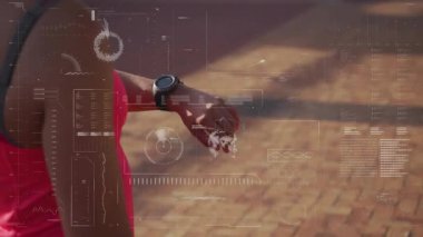 Atletik kadın çöl fitness teknisyenliği sahnesinde yüzen HUD grafikleri ve verileri kontrol ediyor. Fitness, teknoloji, yenilik, açık hava, spor, veri, performans