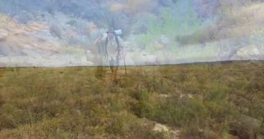 Erkek yürüyüşçü kanyonda yürüyor, kalp ikonu ve veri grafiğiyle sağlığını gösteriyor. Macera, keşif, doğa, engebeli, vahşi doğa, dayanıklılık, açık hava kıyafetleri.