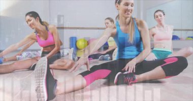 Animasyon kalp ikonu ve esneklik ölçeriyle fitness stüdyosunda oturan üç kadın. Spor, sağlık, işbirliği, egzersiz, hareket, stüdyo, canlılık