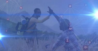 Çayır tepelerini keşfeden yürüyüş ortakları, sosyal medya pazarlama ikonları, ağ örtüleri sergiliyorlar. Macera, keşif, doğa, açık hava, bağlantı, sağlık, rahatlık