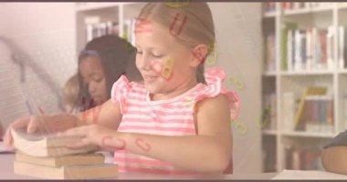 Öğrenciler sınıfta kitaplara yaslanıyor, animasyon çizelgeleri ve yüzen kitap simgelerini gösteriyorlar. Eğitim, öğrenim, okur yazarlık, sınıf, çocukluk, kütüphane, merak