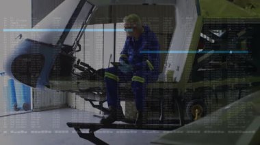 Otomotiv atölyesinde tablet kullanan teknisyen, şasi üzerinde animasyon veri örtüleri sergiliyor. Mekanik, endüstriyel, modern, mühendislik, kesinlik, bakım, profesyonellik