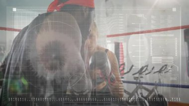 Kadın boksör eğitimi, erkek antrenör, HUD grafikleri spor analitik verilerini gösteriyor. Sporcu, akıl hocası, ekipman, teknoloji, fitness, motivasyon, yenilik