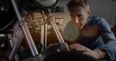 Motosiklet çatalını otomotiv atölyesinde zımparalamak, canlandırılmış araç simgesi gösterimi. Tamircilik, işçilik, endüstriyel, onarım, el işi, restorasyon, aletler