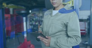 Otomotiv atölyesinde araba motorunu ayarlayan tamirci kadın animasyon veri tabloları sergiliyor. Mekanik, otomotiv, endüstriyel, teknoloji, mühendislik, hassasiyet, yenilik