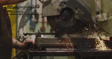 Metal atölyesinde çalışan adam, noktalı grafik kaplamalı kıvılcımlar gösteriyor. Sanayi, zanaat, kesinlik, makine, güvenlik, beceri, teknoloji