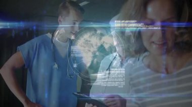 Klinik odasında tıbbi ekip danışmanı, holografik dünya ve ağ simgelerini birleştiriyor. Sağlık, teletıp, dijital sağlık, tıbbi teknoloji, hasta bakımı, profesyonel, gelecekçi