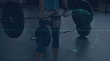 Spor salonunda ip atlayan bayan sporcu, fitness veri dalgası grafiği ve holografik küreyi gösteriyor. Fitness, antrenman, spor, teknolojik, dinamik, motivasyon, hareket