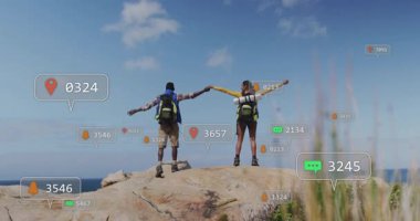 Kadın ve erkek, pazarlama için yüzen sosyal medya rozetleriyle sahil uçurumunda yürüyüş yapıyor. Macera, keşif, açık hava, manzara, bağlantı, modern, enerjik