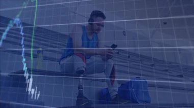 Spor salonundaki tribünlerde akıllı telefonları kaydıran, finans tablolarını kaplayan protez bacaklı bir adam. Atletik, esneklik, motivasyon, teknoloji, uygunluk, kararlılık, spor