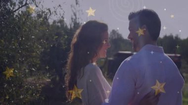 Meyve bahçesinde dikilen çift, tarımsal pazarlama için yıldız örtülerini ve traktör ikonlarını vurguluyor. Romantizm, birlik, mutluluk, pastoral, canlılık, dostluk, kutlama