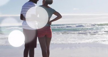 Çift mercek altında okyanusu seyrediyor, canlı pazarlama grafikleriyle. Romantizm, açık hava, rahatlama, coşku, manzara, macera.