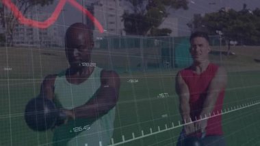 İki adam dışarıda kettlebell salıncakları yapıyor. Animasyon grafik kaplamalı fitness verilerini takip ediyorlar. Spor, spor, sağlık, güç, etkinlik, spor