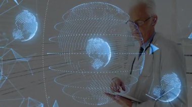 Kıdemli doktor, tıbbi ofisteki tabletle etkileşimde, holografik küreyi ve ağı yansıtıyor. Tıbbi, teknoloji, yenilik, fütüristik, sağlık, dijital, profesyonel