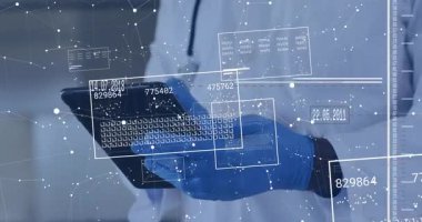 Klinik laboratuarında siyah tablet tutan kıdemli doktor, yüzen bar çizelgeleri ve veri düğümlerini gösteriyor. Tıbbi, teknoloji, yenilik, araştırma, sağlık, analitik, dijital