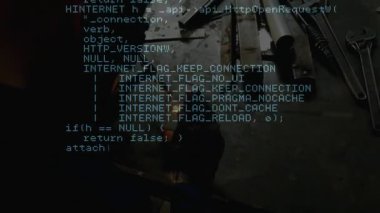 Mühendis, turkuaz kodlar eşliğinde, teknoloji atölyesinde metal parçaları bir araya getiriyor. Sanayi, makine, donanım, mühendislik, siber, dijital, teknik