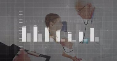 Pediatrik muayenede kızın üzerinde steteskop kullanan doktor. Veri tabanlı ebeveyn, veri tabloları gösteriyor. Tıbbi, sağlık, teknoloji, analiz, pediatri, klinik, teşhis